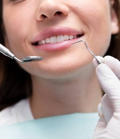Primer plano de una sonrisa después de una limpieza dental